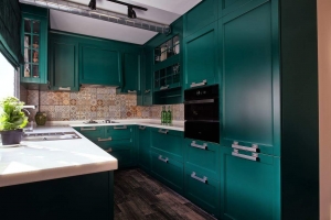 Кухня зеленого изумрудного цвета